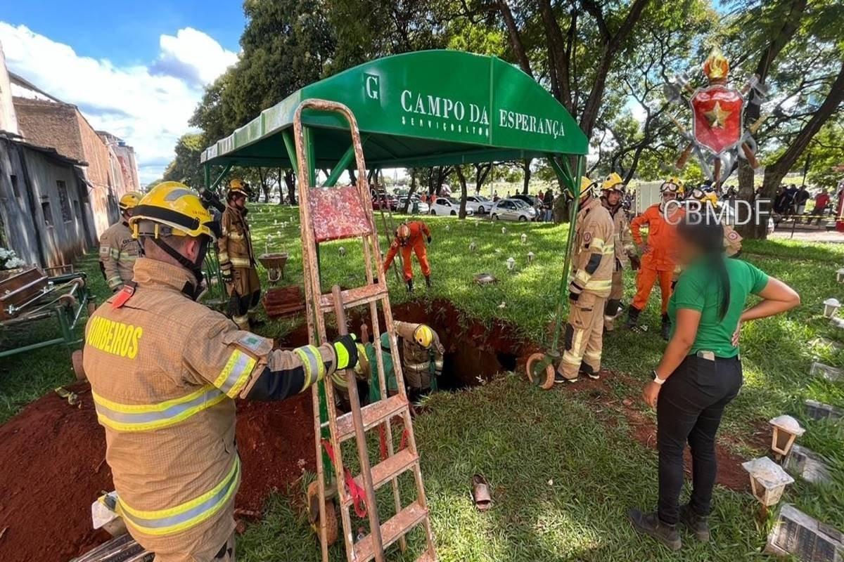 Durante enterro no DF, terreno cede e 10 pessoas caem dentro de cova