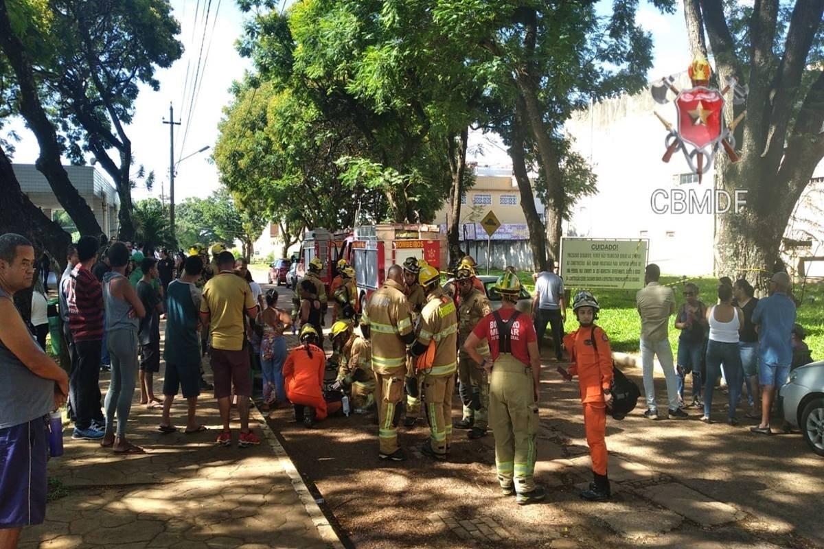 Durante enterro no DF, terreno cede e 10 pessoas caem dentro de cova