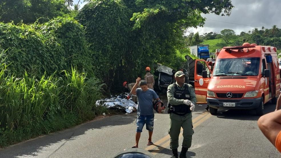 Grave acidente entre caminhão e Kombi na rodovia PE-50 deixa oito mortos