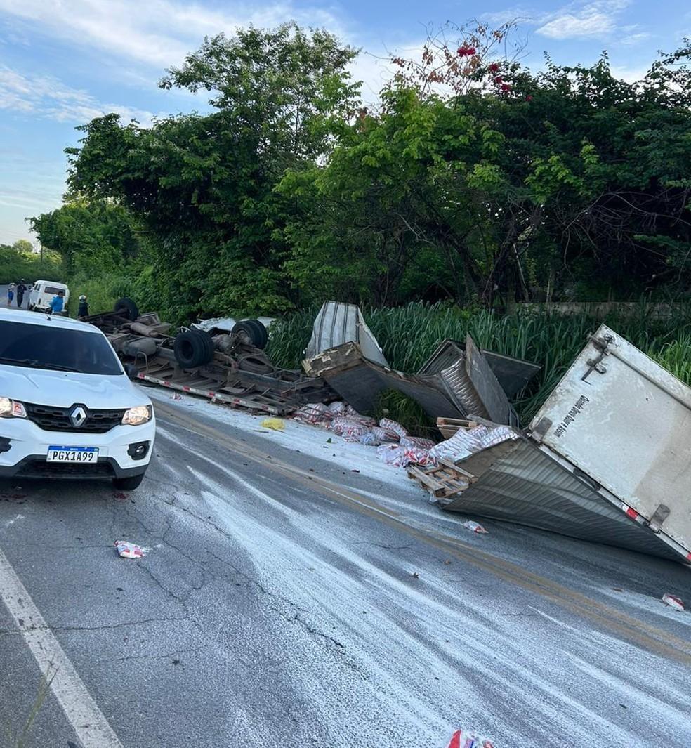 Grave acidente entre caminhão e Kombi na rodovia PE-50 deixa oito mortos