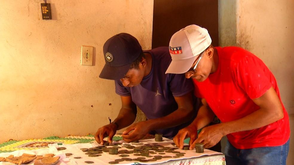 Lavrador compra detector de metais para caçar ouro e encontra 'tesouro' do Brasil colonial