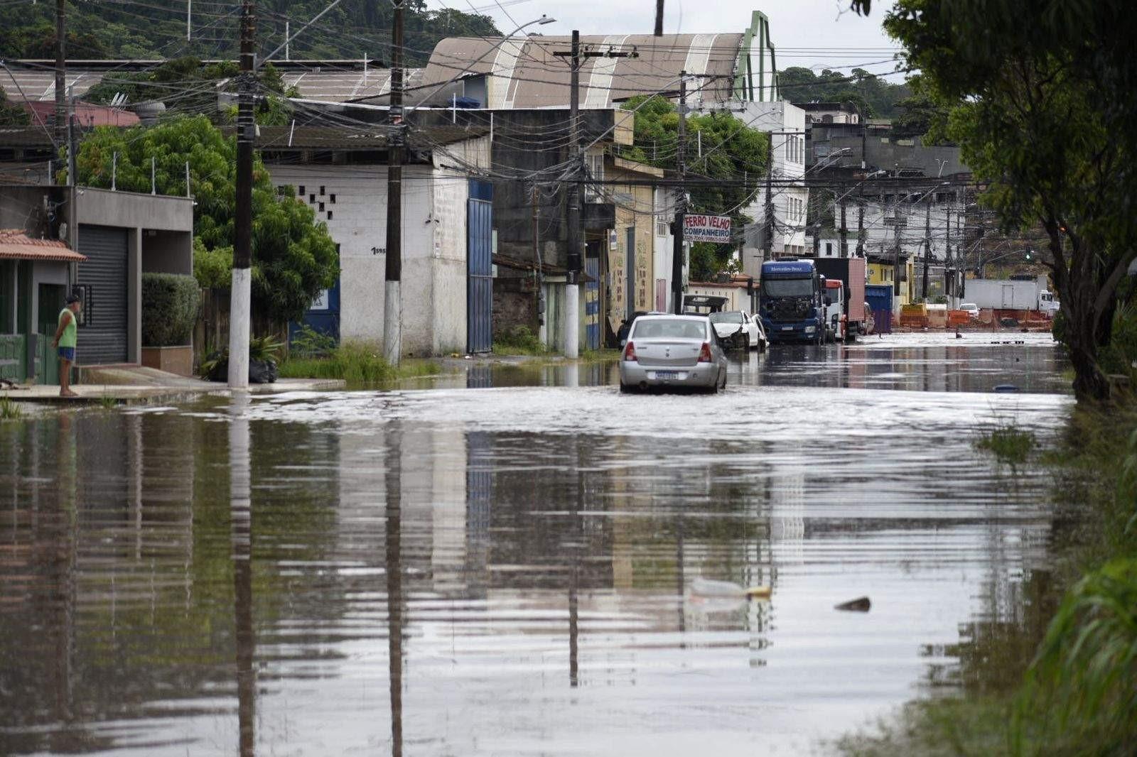 Alerta de chuva intensa com risco de alagamento no Espírito Santo até terça-feira (23)