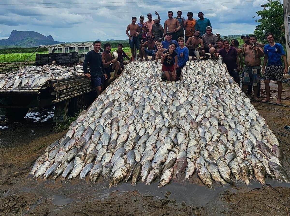 Casal pesca 3 toneladas de peixes e distribui para moradores, no ES