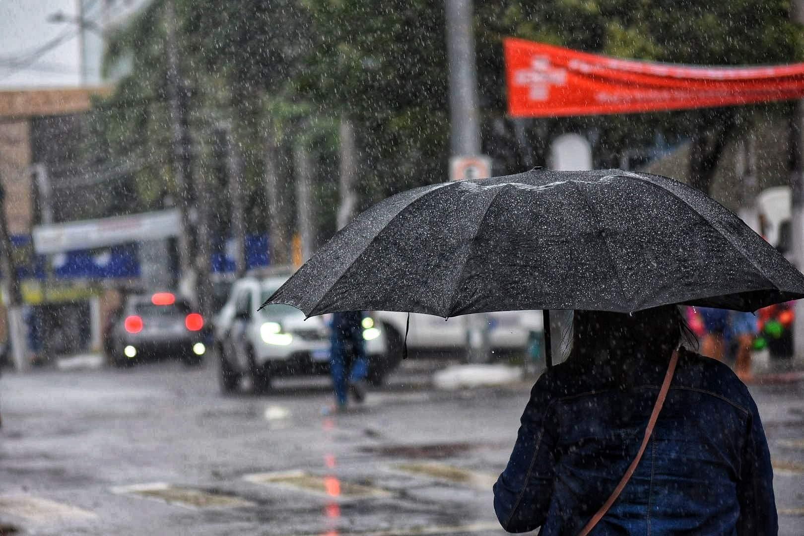 Inmet emitiu um novo alerta de chuvas intensas para todas as cidades do ES