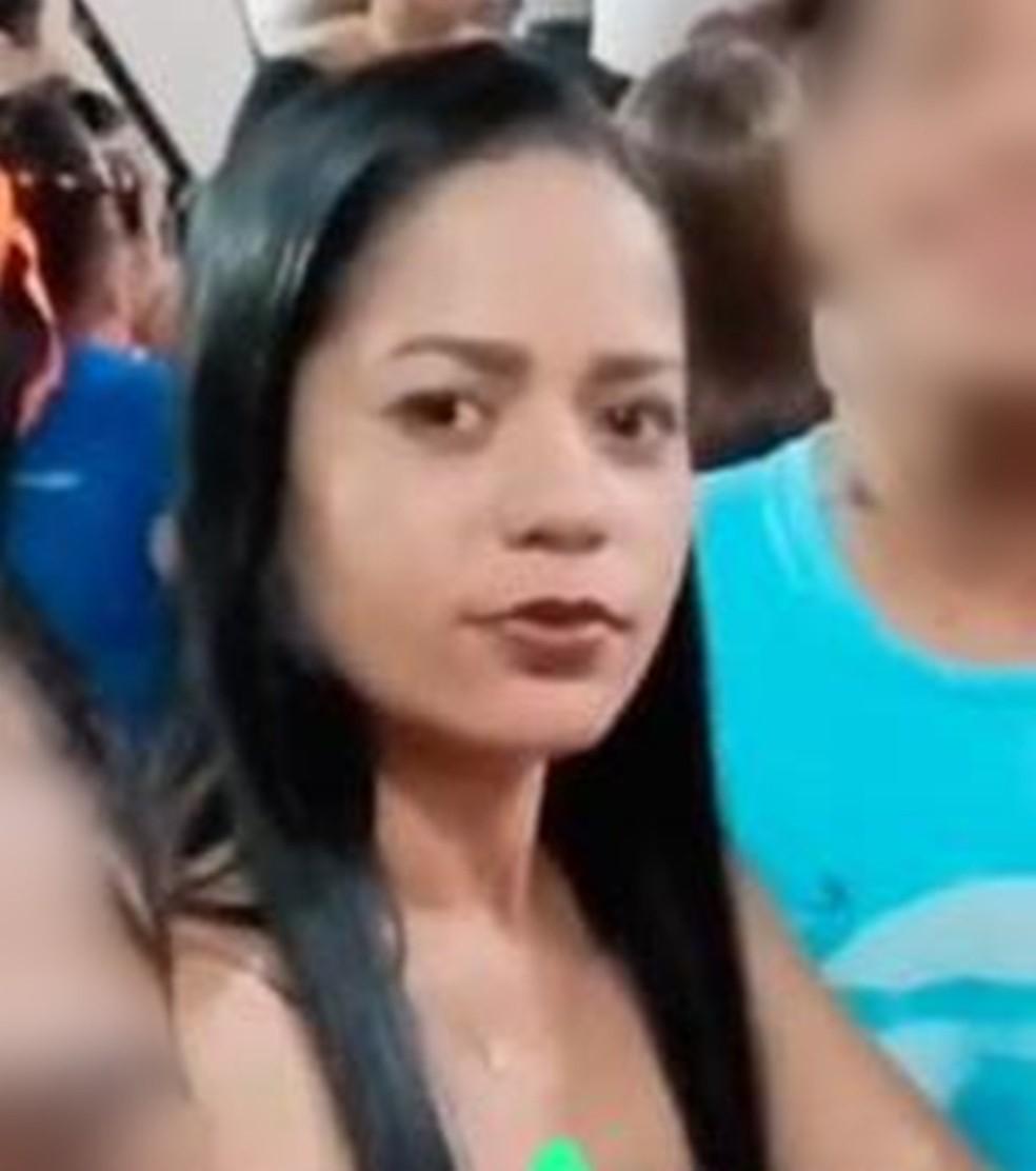 Homem mata esposa a facadas e tira ‘selfie’ com corpo após o crime