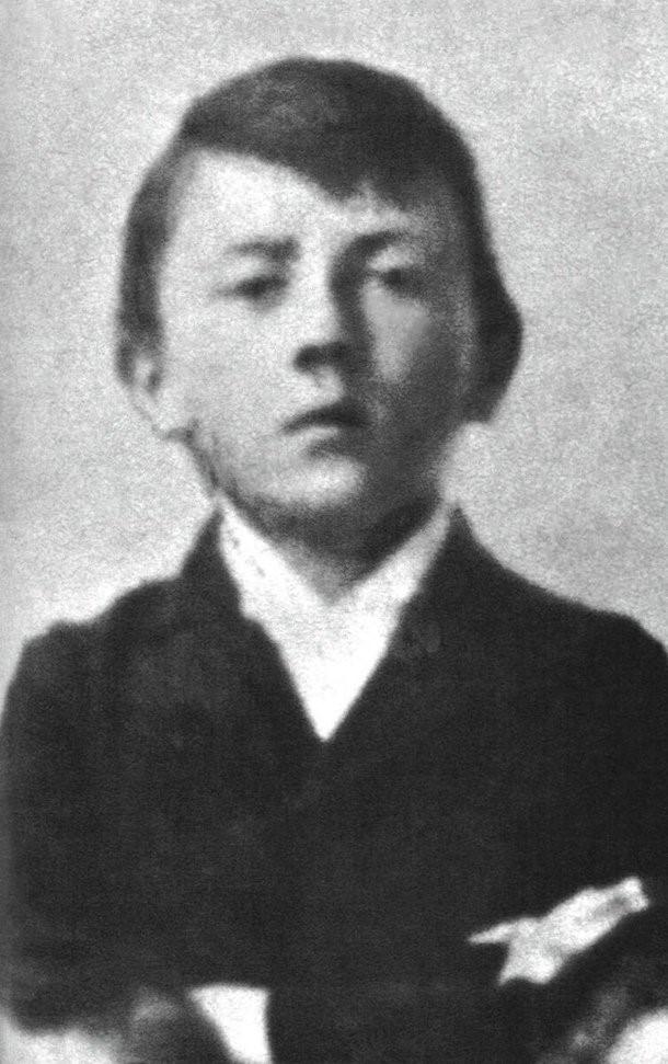 Como Adolf Hitler era quando criança?