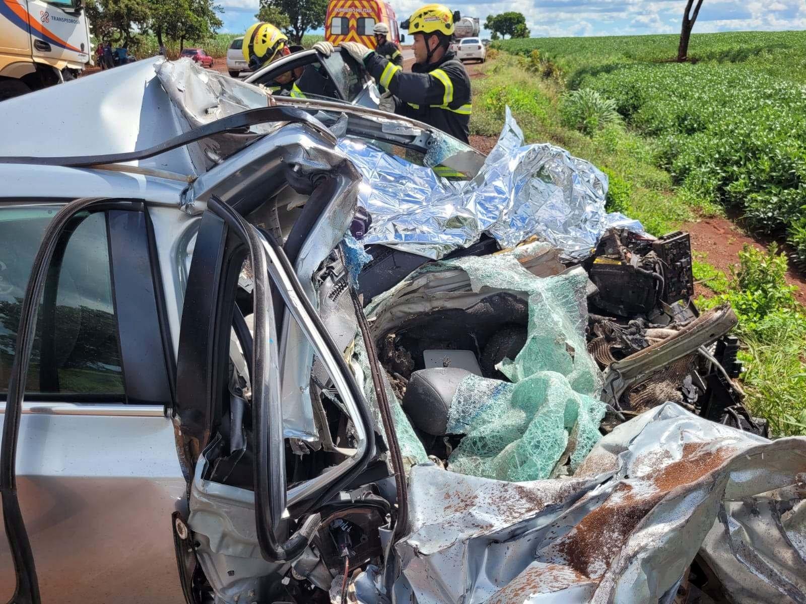 Grave acidente entre carro e caminhão na GO-206 deixa homem, mulher e criança mortos