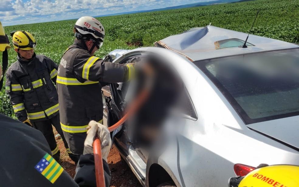 Grave acidente entre carro e caminhão na GO-206 deixa homem, mulher e criança mortos