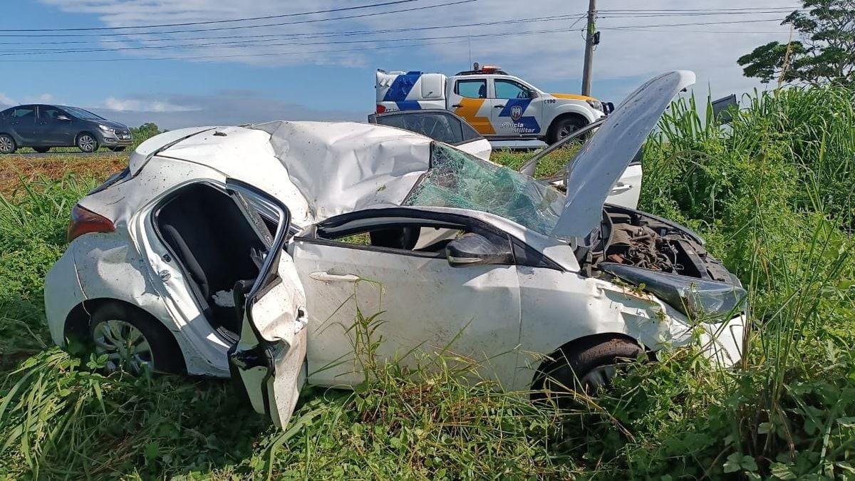 Carro capota na ES 248 e deixa cinco pessoas feridas, em Linhares, ES