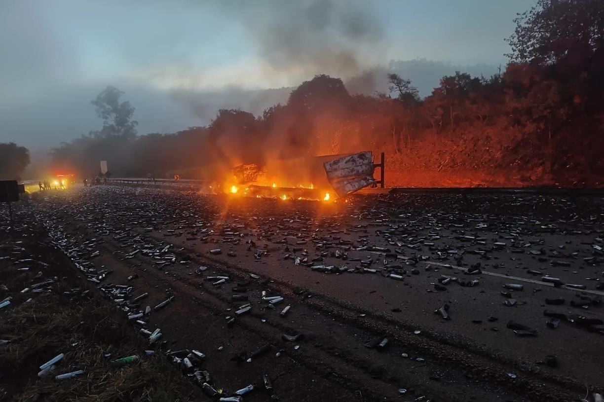 Carreta tomba na BR-381, pega fogo e mata motorista