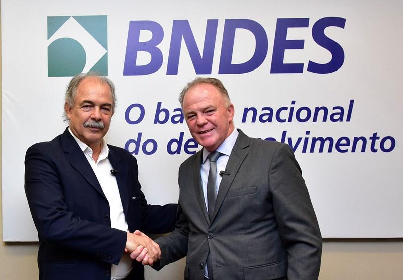 Governador do Espírito Santo discute novas linhas de financiamento com BNDES