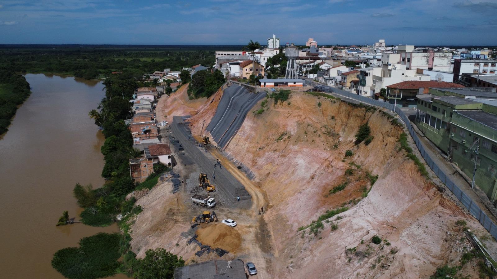 Ladeira do Besouro, em São Mateus no ES: Mesmo sob chuva, o ritmo das obras de contenção se mantém