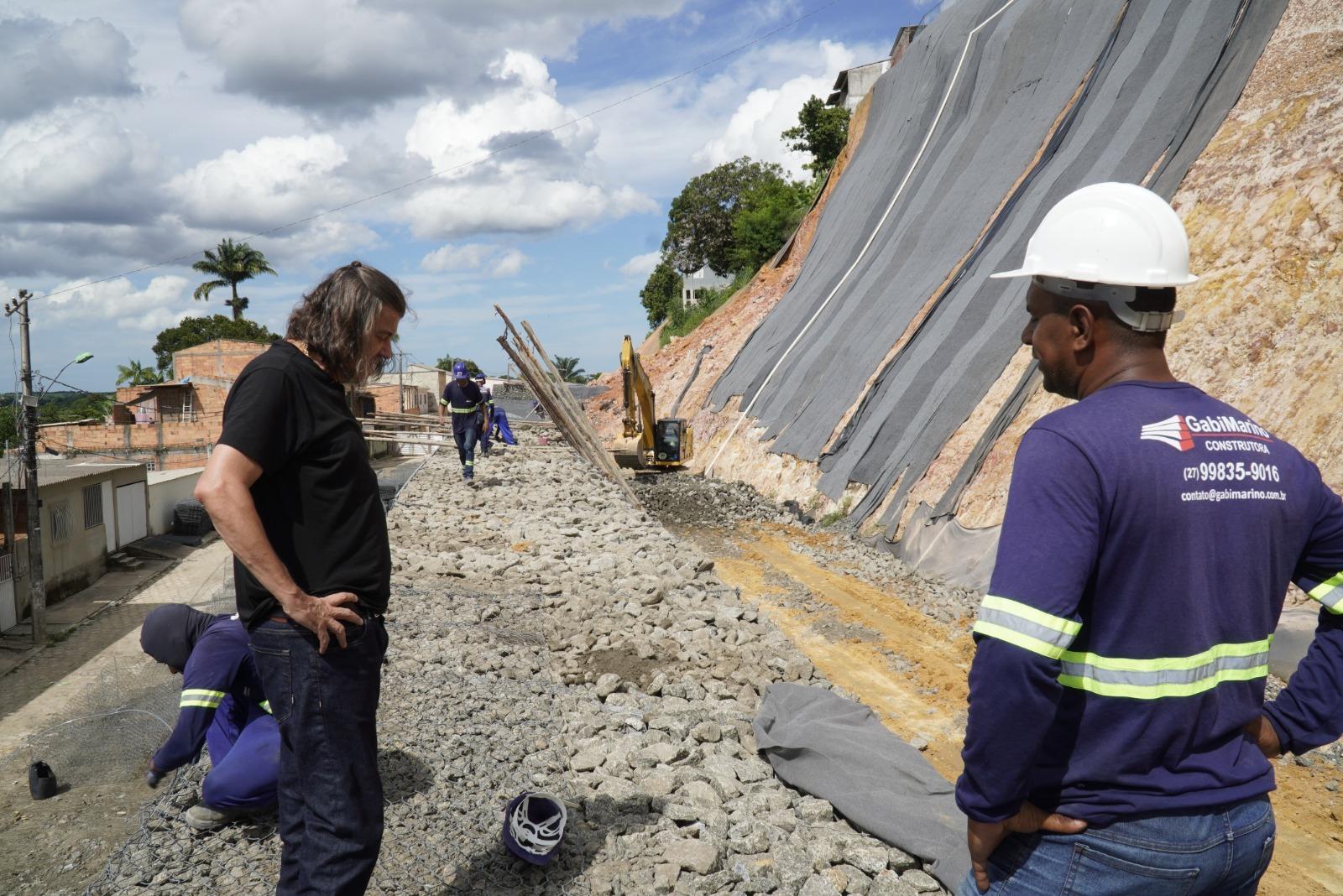 Ladeira do Besouro, em São Mateus no ES: Mesmo sob chuva, o ritmo das obras de contenção se mantém