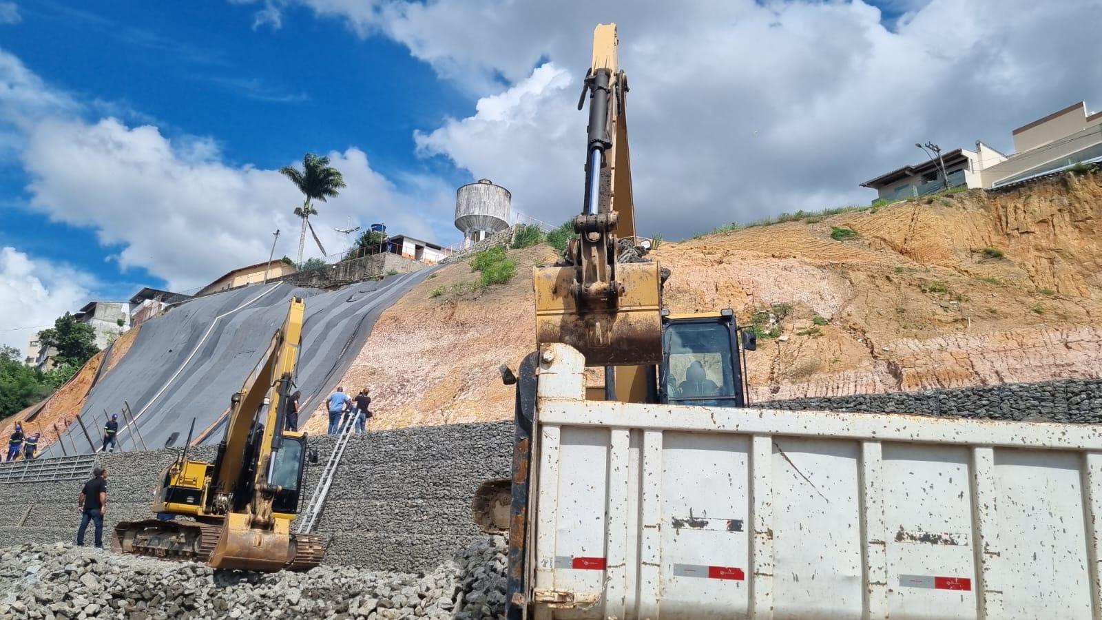 Ladeira do Besouro, em São Mateus no ES: Mesmo sob chuva, o ritmo das obras de contenção se mantém