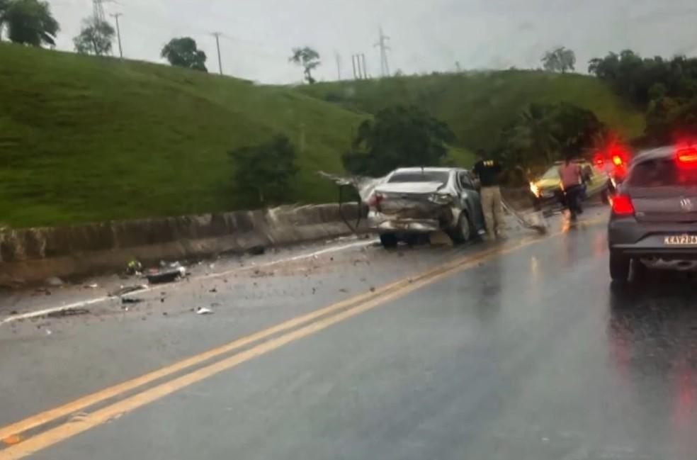 Grave acidente entre carro e caminhão na BR-101, deixa dois mortos e dois feridos, no ES