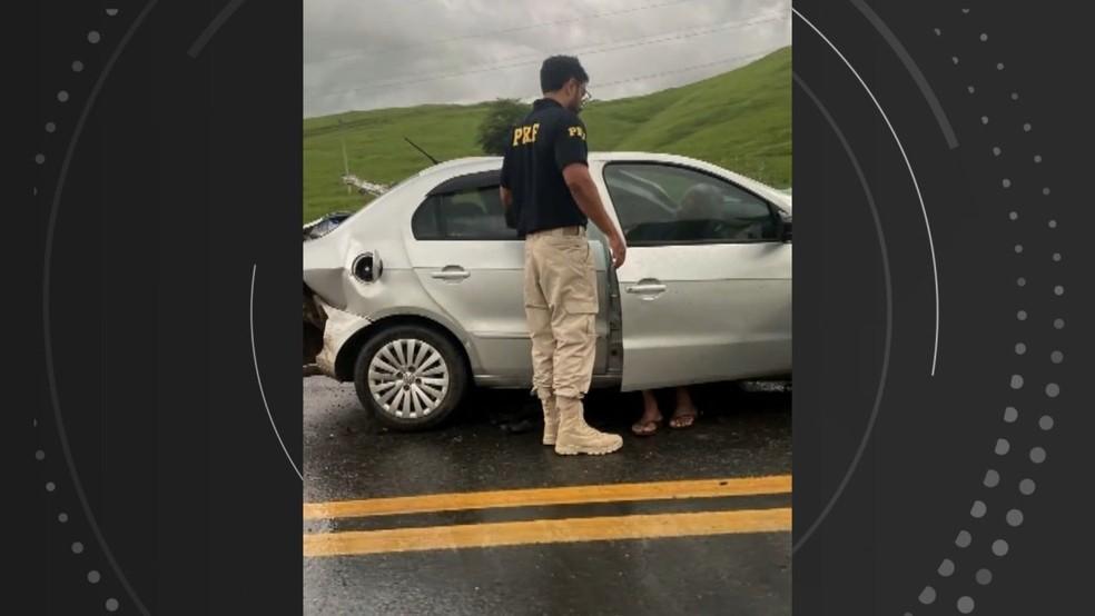 Grave acidente entre carro e caminhão na BR-101, deixa dois mortos e dois feridos, no ES