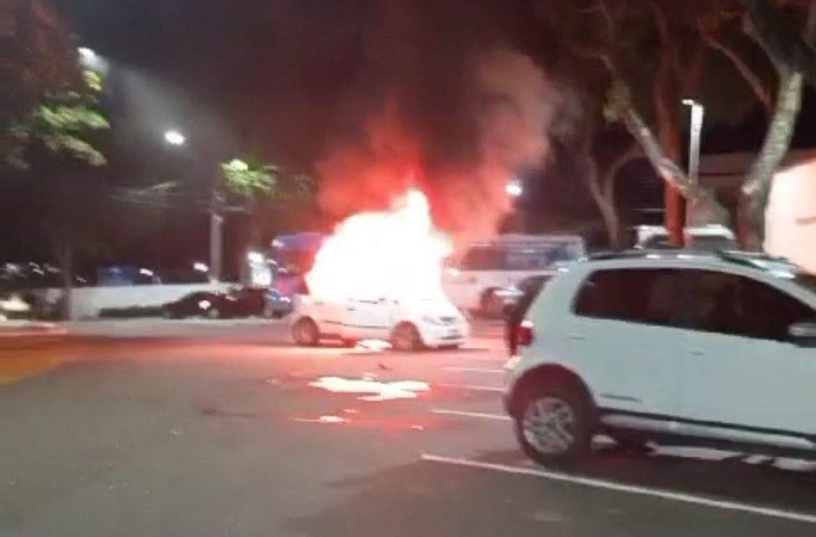 Mulher é morta a facadas na frente dos filhos, no ES; carro de suspeito foi incendiado