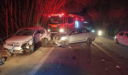 Grave acidente entre dois carros na BR-259 deixa um morto e seis feridos, em Colatina, ES