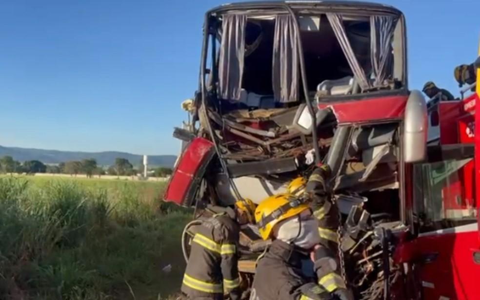 Acidente com caminhão e ônibus na BR-060 deixa 18 feridos 