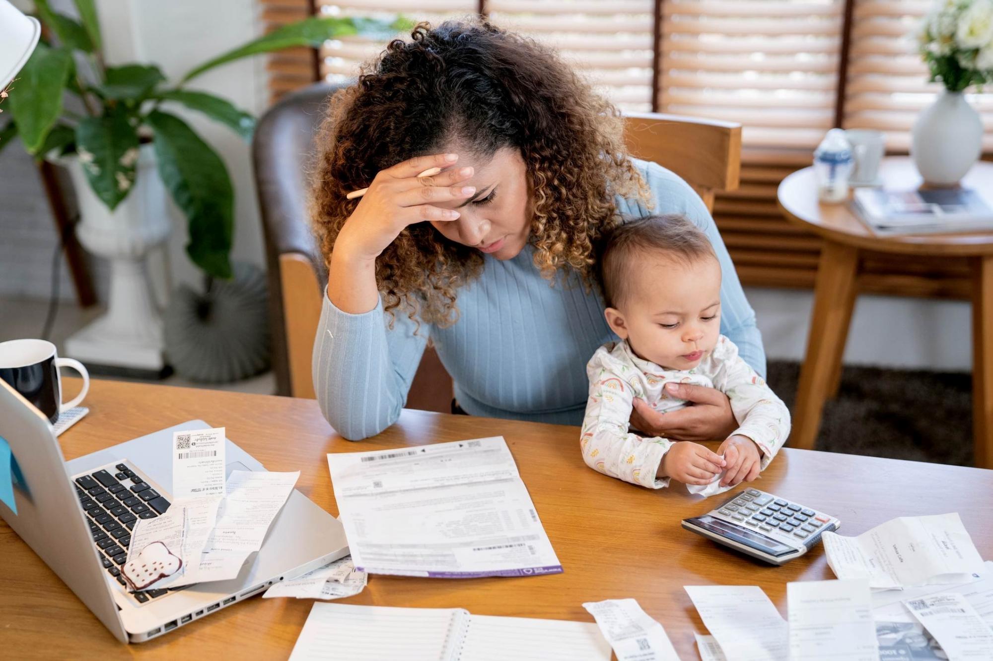 Crise financeira: mulheres batem recorde de endividamento em 2024