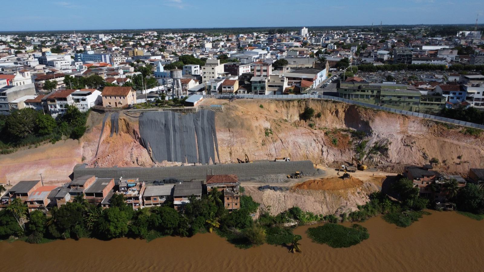 Obras da Ladeira do Besouro avançam no segundo trecho do muro de gabião, em São Mateus, ES