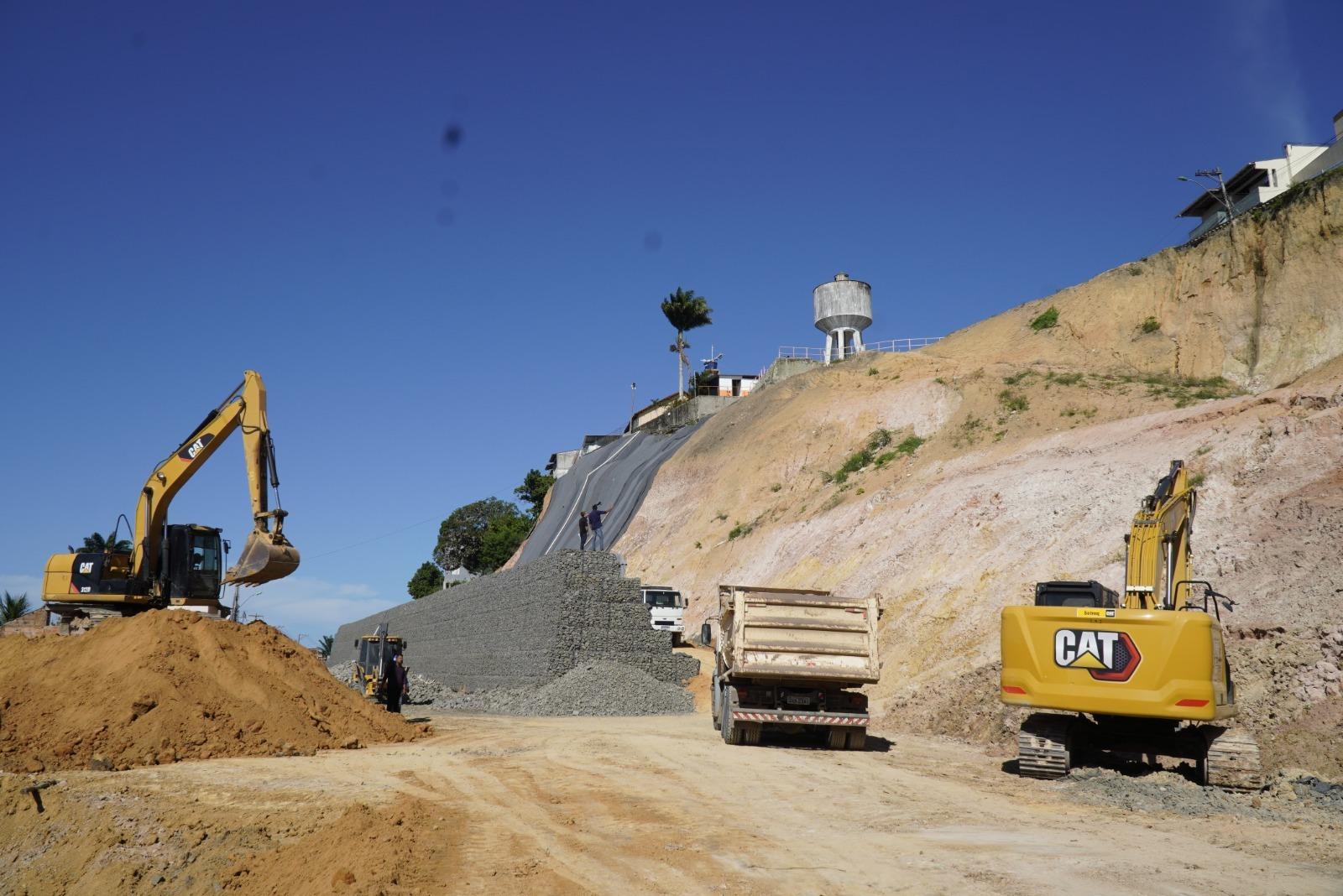 Obras da Ladeira do Besouro avançam no segundo trecho do muro de gabião, em São Mateus, ES