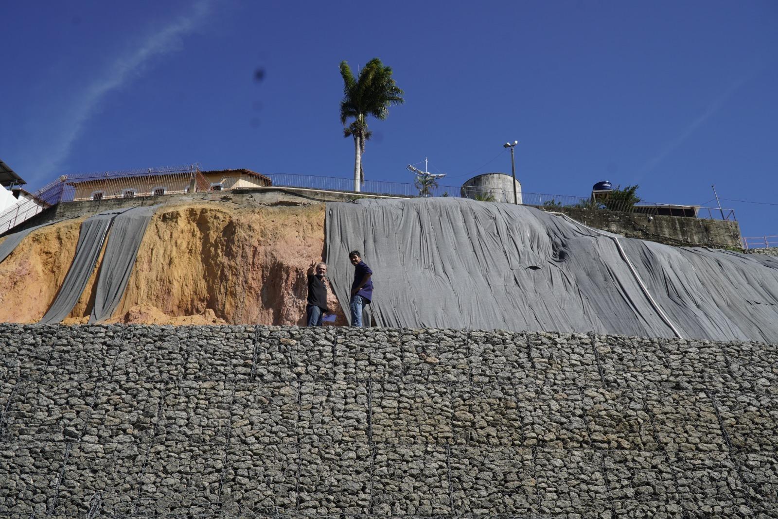 Obras da Ladeira do Besouro avançam no segundo trecho do muro de gabião, em São Mateus, ES