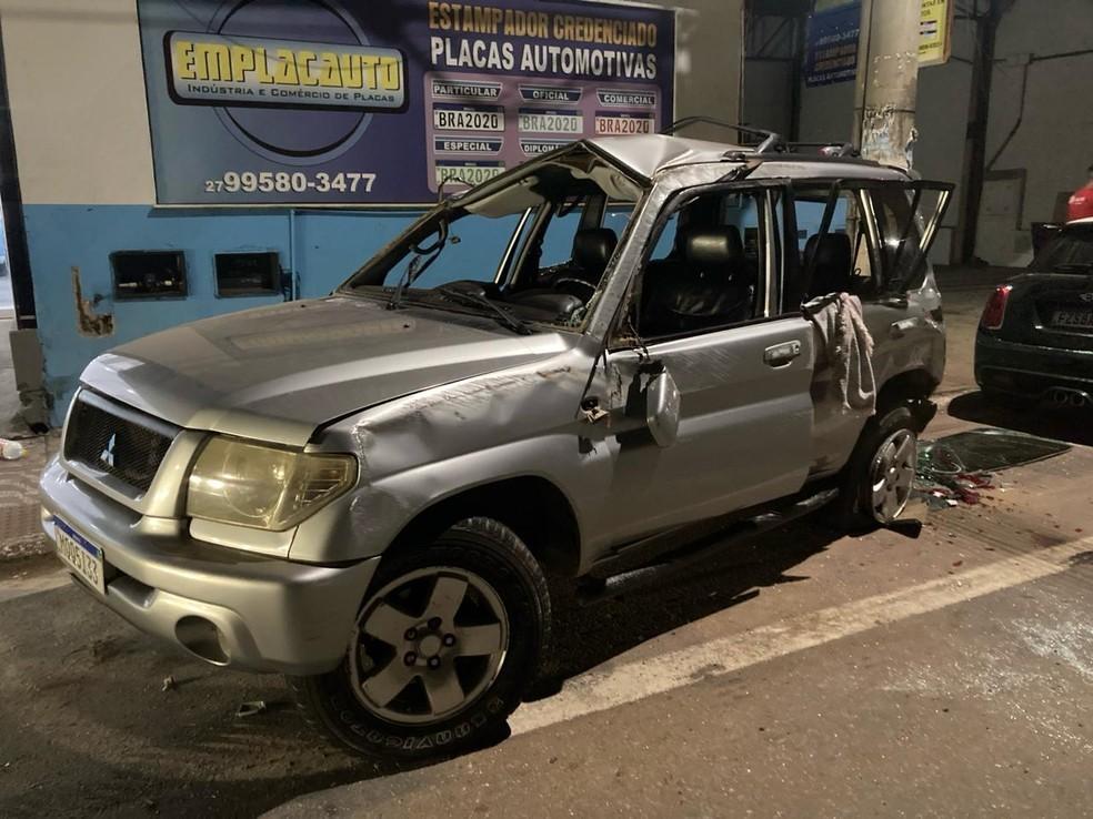 Motorista foge após acidente e acaba preso embaixo de outro carro em Colatina