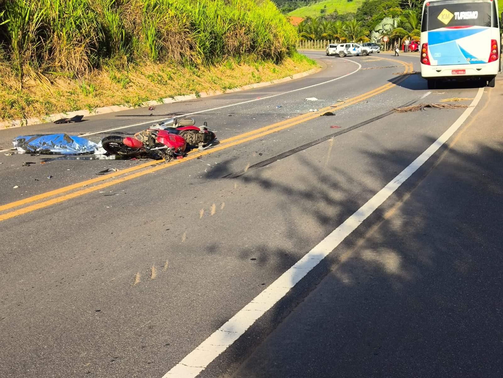 Motociclista morre após colisão com ônibus na ES 080 em Colatina, no ES