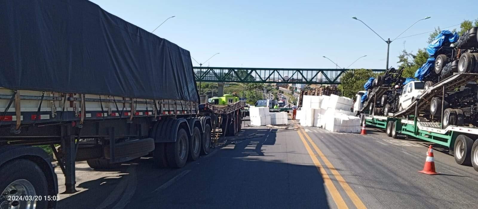 Acidente com 3 veículos interdita trecho da BR-101, em São Mateus, no ES