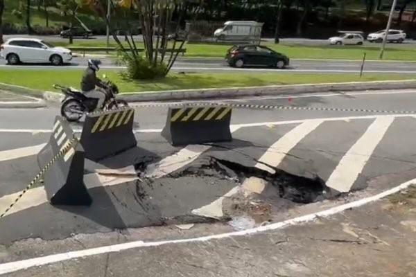 Corpo de mulher é encontrado carbonizado em avenida