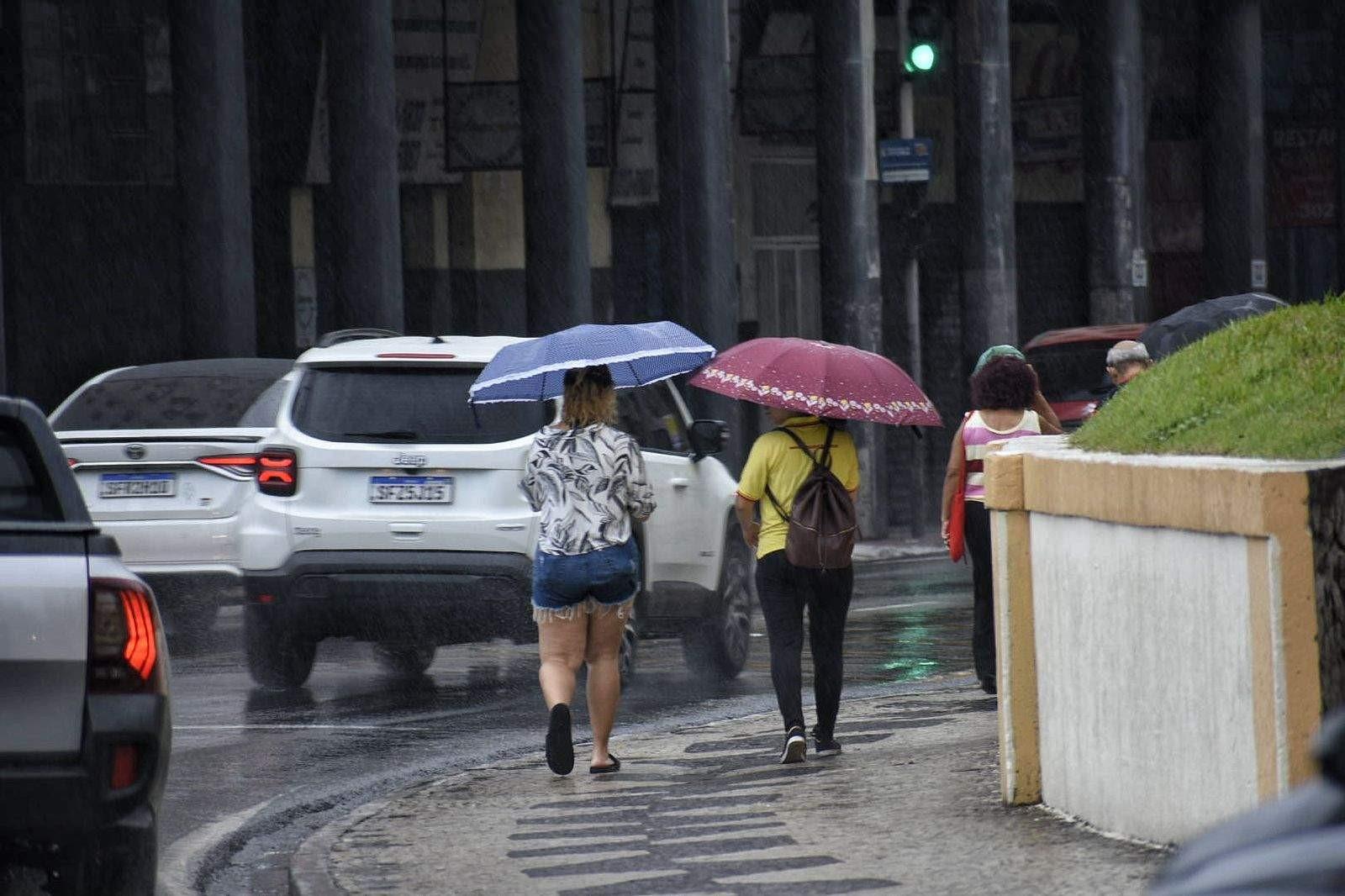 Inmet emite novo alerta de chuvas e ventania no Espírito Santo. Veja as cidades