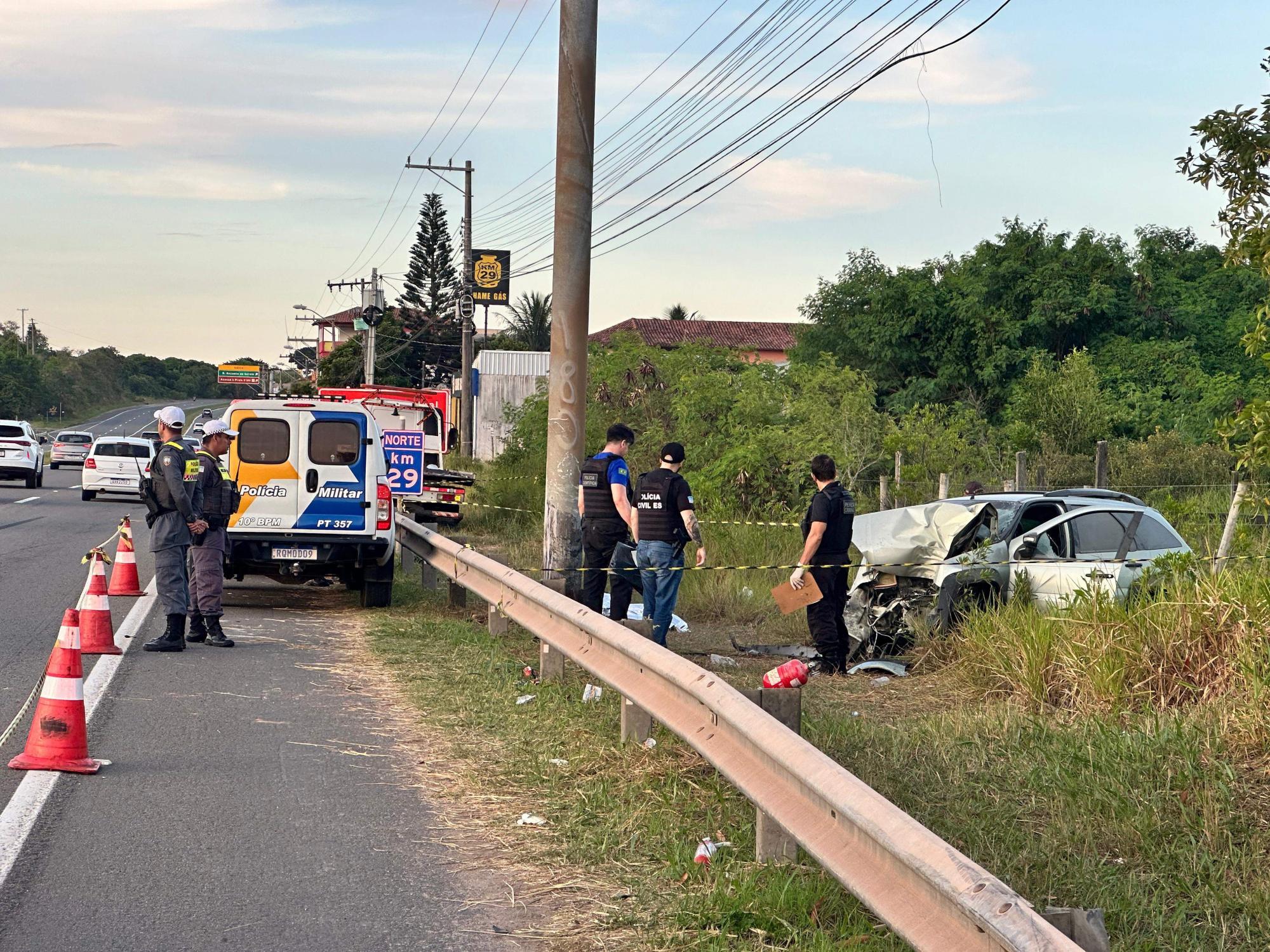 Mãe e filha morrem após carro capotar em acidente na Rodovia do Sol, no ES