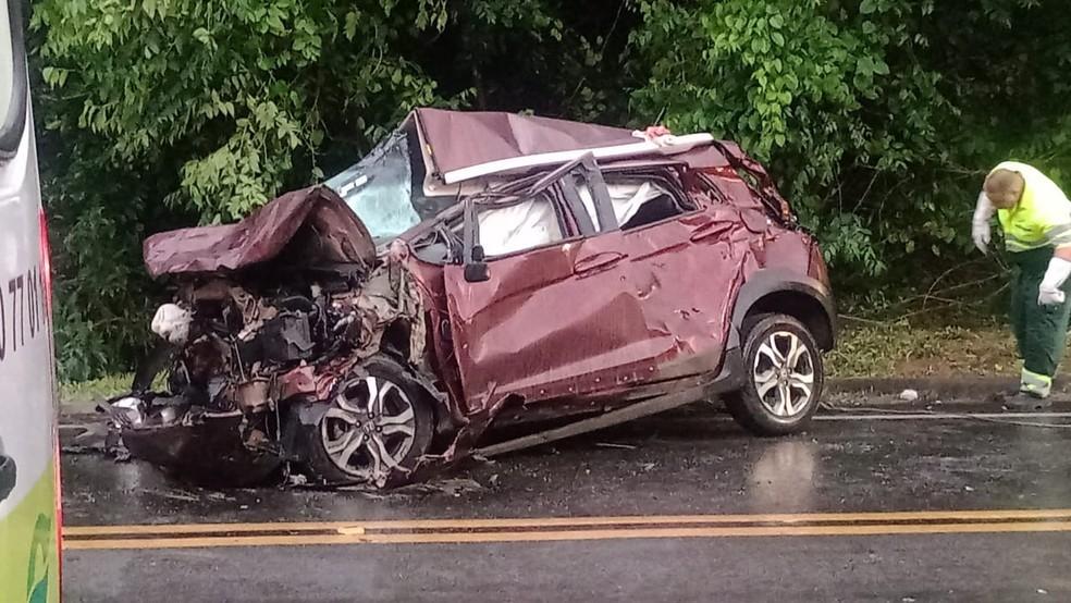 Grave acidente envolvendo dois carros e duas carretas na BR-101 deixa 5 mortos, no ES