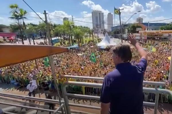 Bolsonaro é ovacionado por multidão em Ribeirão Preto, SP