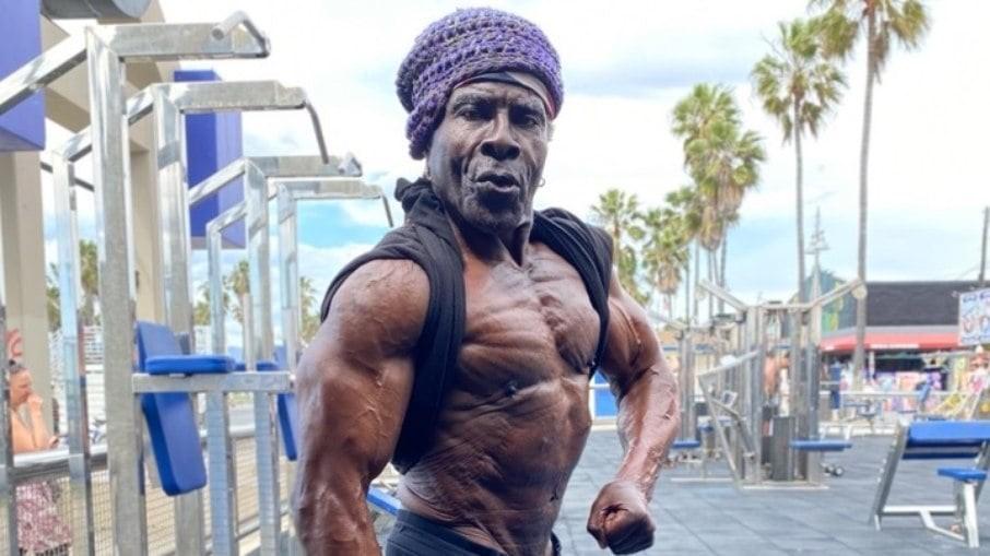 Ex-Mister Universo mostra forma física aos 77 anos e impressiona