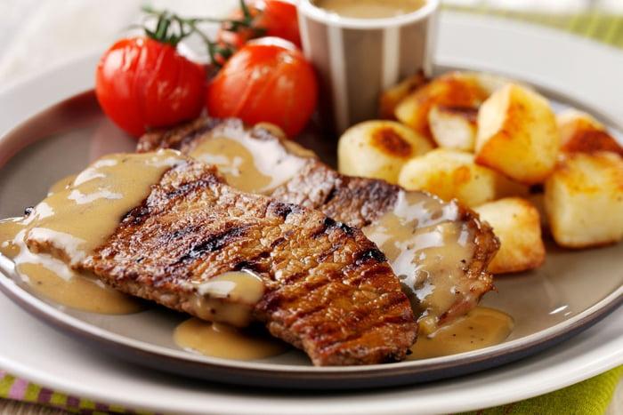 Comer carne vermelha todo dia faz mal? Entenda impactos na dieta