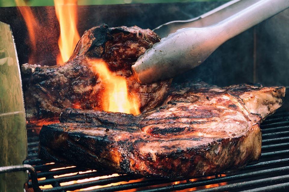 Comer carne vermelha todo dia faz mal? Entenda impactos na dieta