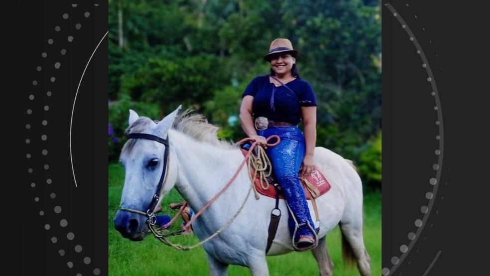 Mulher é morta a facadas pelo marido na frente dos dois filhos e da mãe no Sul do ES; homem fugiu