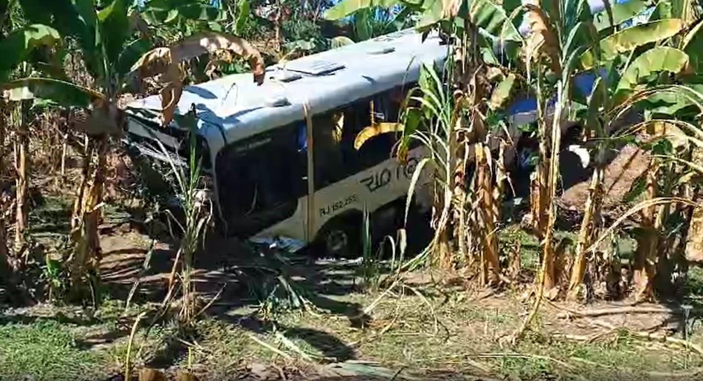 Grave acidente na RJ-116 deixa um morto e mais de 20 feridos; ônibus e carro capotaram