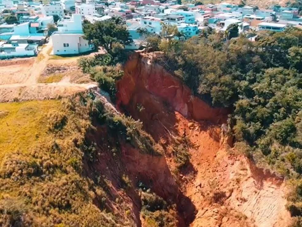 Área de praça desmorona e abre cratera em rua em Colatina, no ES