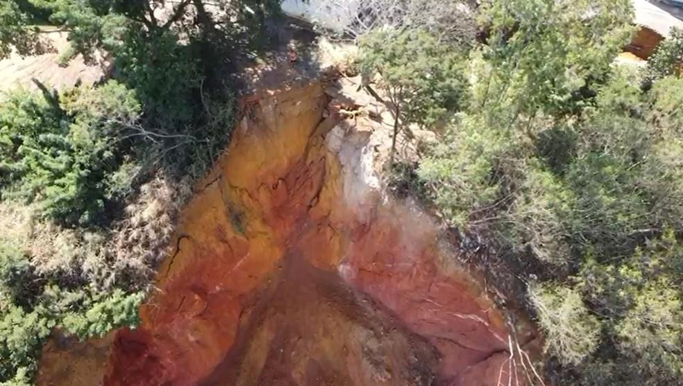 Área de praça desmorona e abre cratera em rua em Colatina, no ES