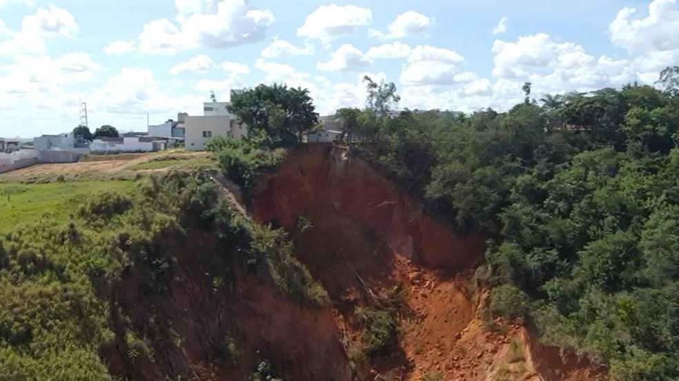 Área de praça desmorona e abre cratera em rua em Colatina, no ES