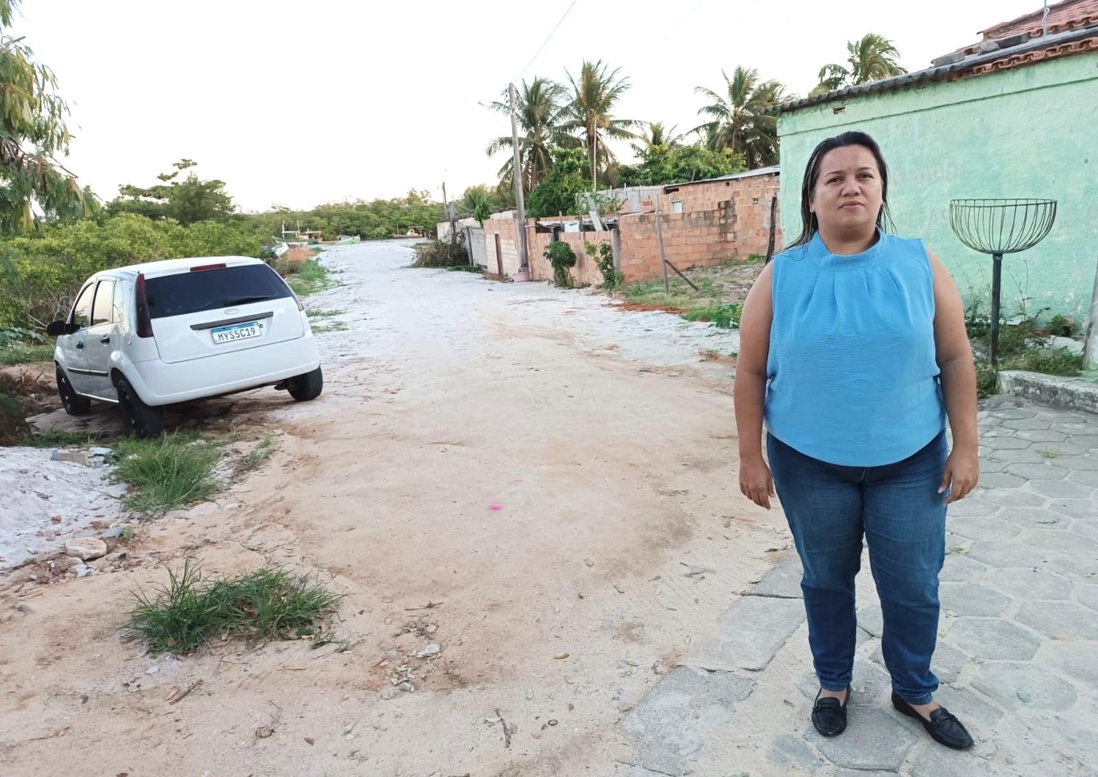 Atendendo Indicação da vereadora Camila, Prefeitura faz aterro e nivelamento da rua de acesso à Prainha do bairro Santo Amaro, em Conceição da Barra, ES