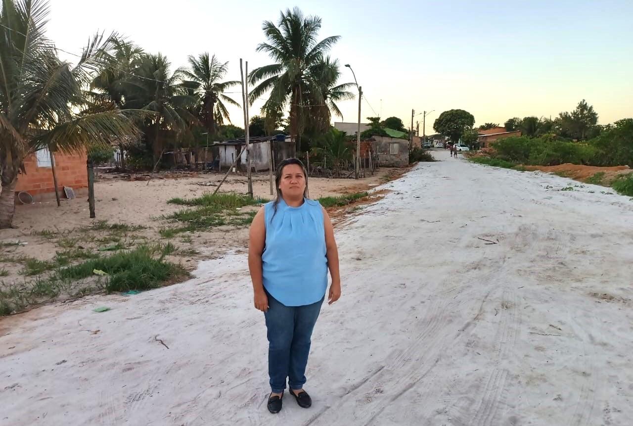 Atendendo Indicação da vereadora Camila, Prefeitura faz aterro e nivelamento da rua de acesso à Prainha do bairro Santo Amaro, em Conceição da Barra, ES