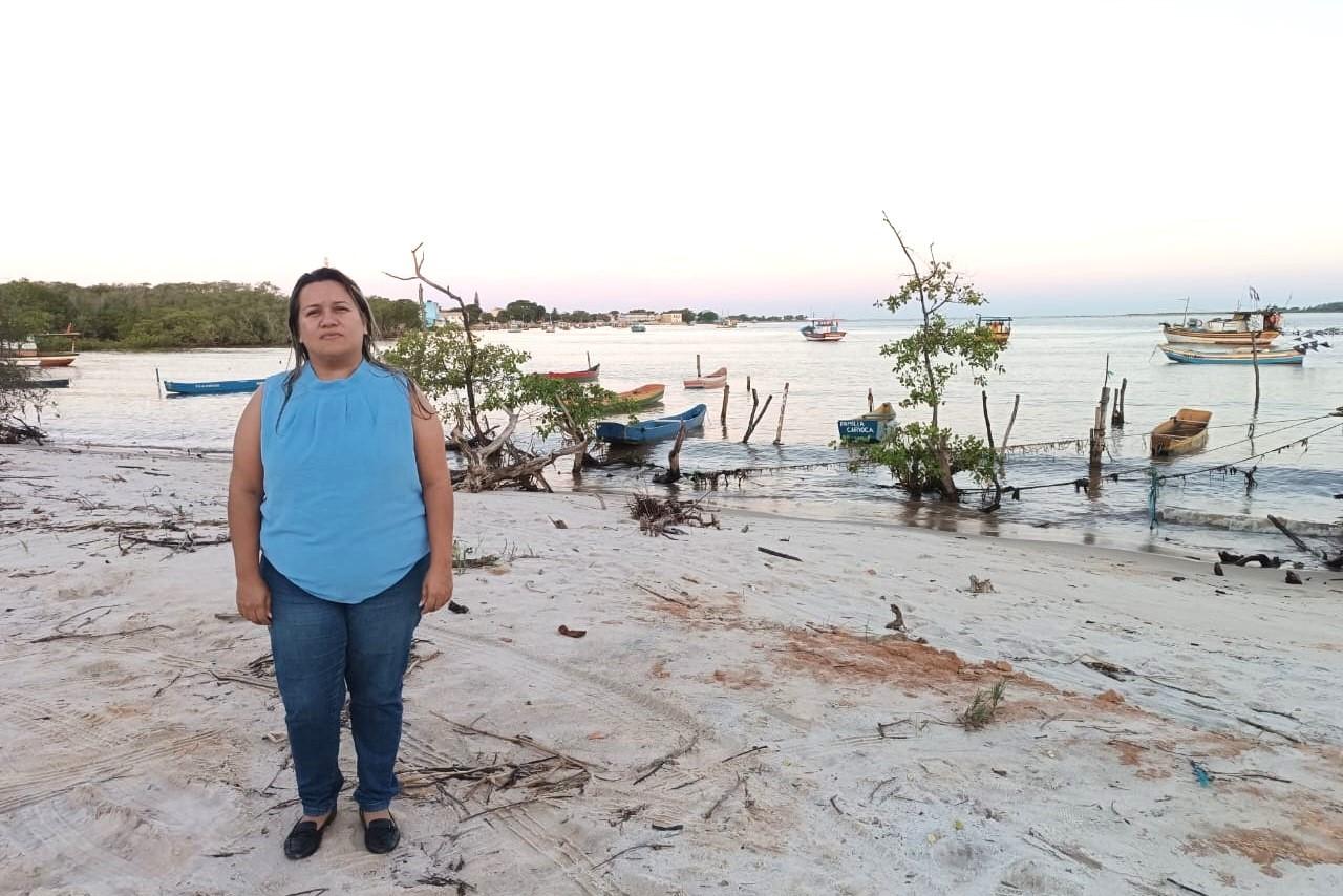 Atendendo Indicação da vereadora Camila, Prefeitura faz aterro e nivelamento da rua de acesso à Prainha do bairro Santo Amaro, em Conceição da Barra, ES