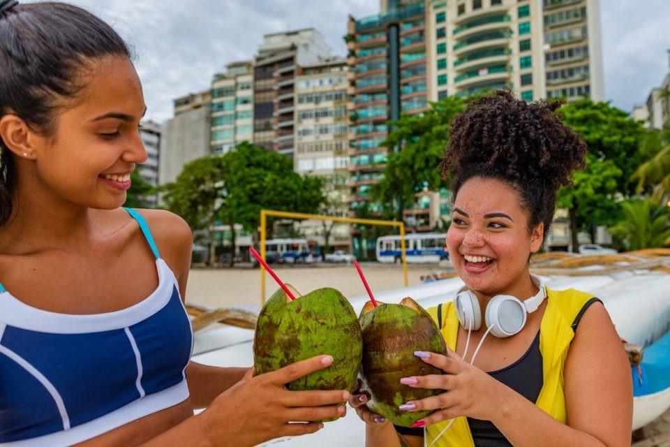 Água de coco: veja benefícios de incluir a bebida no cardápio todo dia