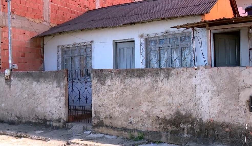 Homens encapuzados invadem casa, matam mulher e deixam duas adolescentes feridas em Colatina, no ES