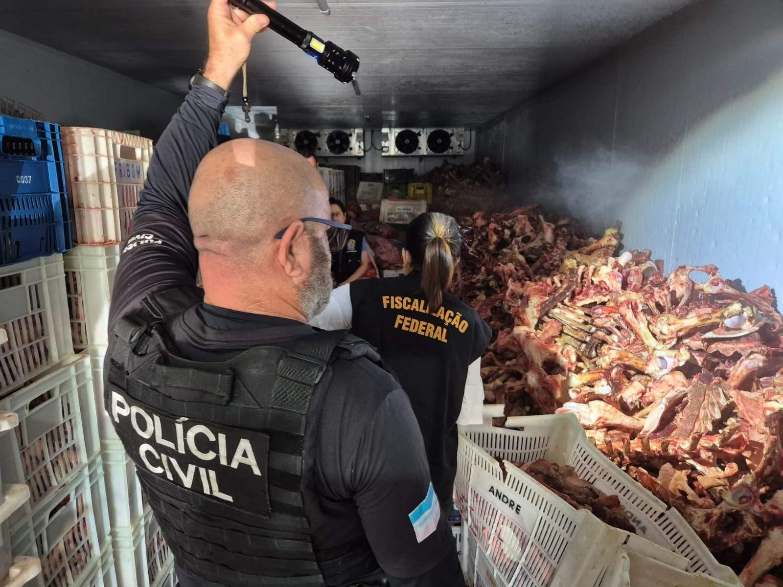 Polícia encontra em empresa 17 toneladas de restos de carne impróprios para consumo, no ES