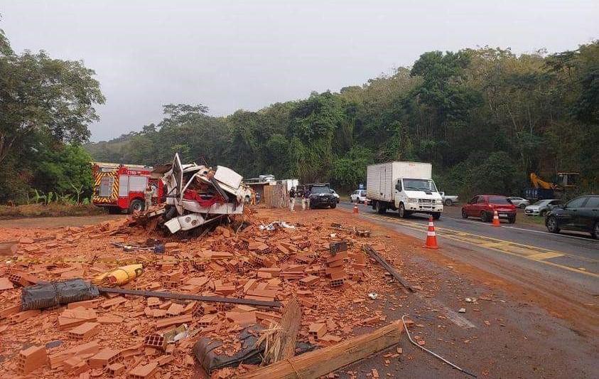 Carreta com granito tomba em cima de carro e caminhão na BR-101 e mata duas pessoas 